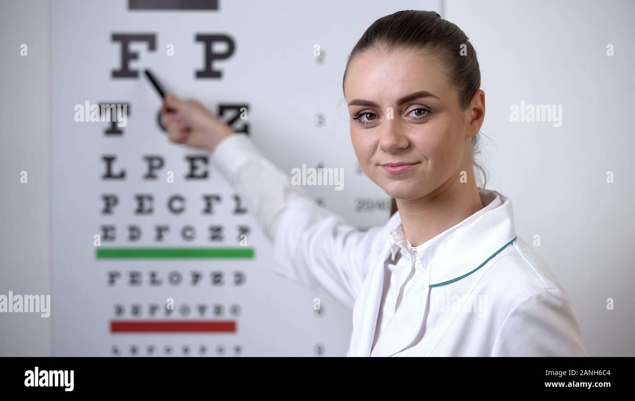 Celebrations professionnel pointant sur l'œil, vision de diagnostic en temps opportun Banque D'Images