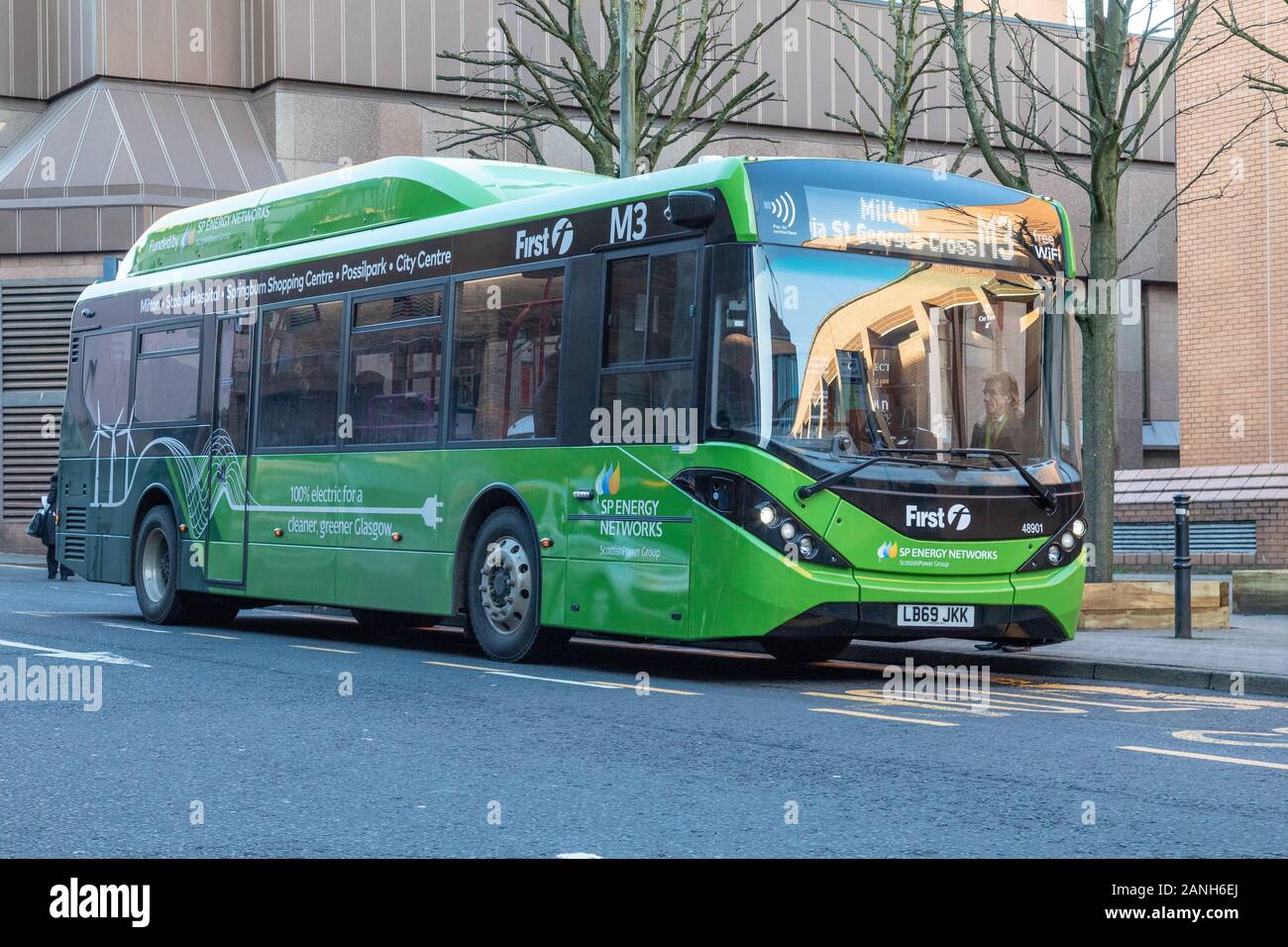 Première Glasgow récemment acquis de nouveaux autobus électriques Enviro 200EV pour utilisation sur la M3 reliant le centre-ville de Milton. Aujourd'hui l'un d'entre eux, numéro de flotte, 48901, entra en service pour la première fois. Ce véhicule entièrement électrique a été fabriqué par Alexander Dennis à Falkirk et financé par les réseaux d'énergie Scottish Power. Banque D'Images