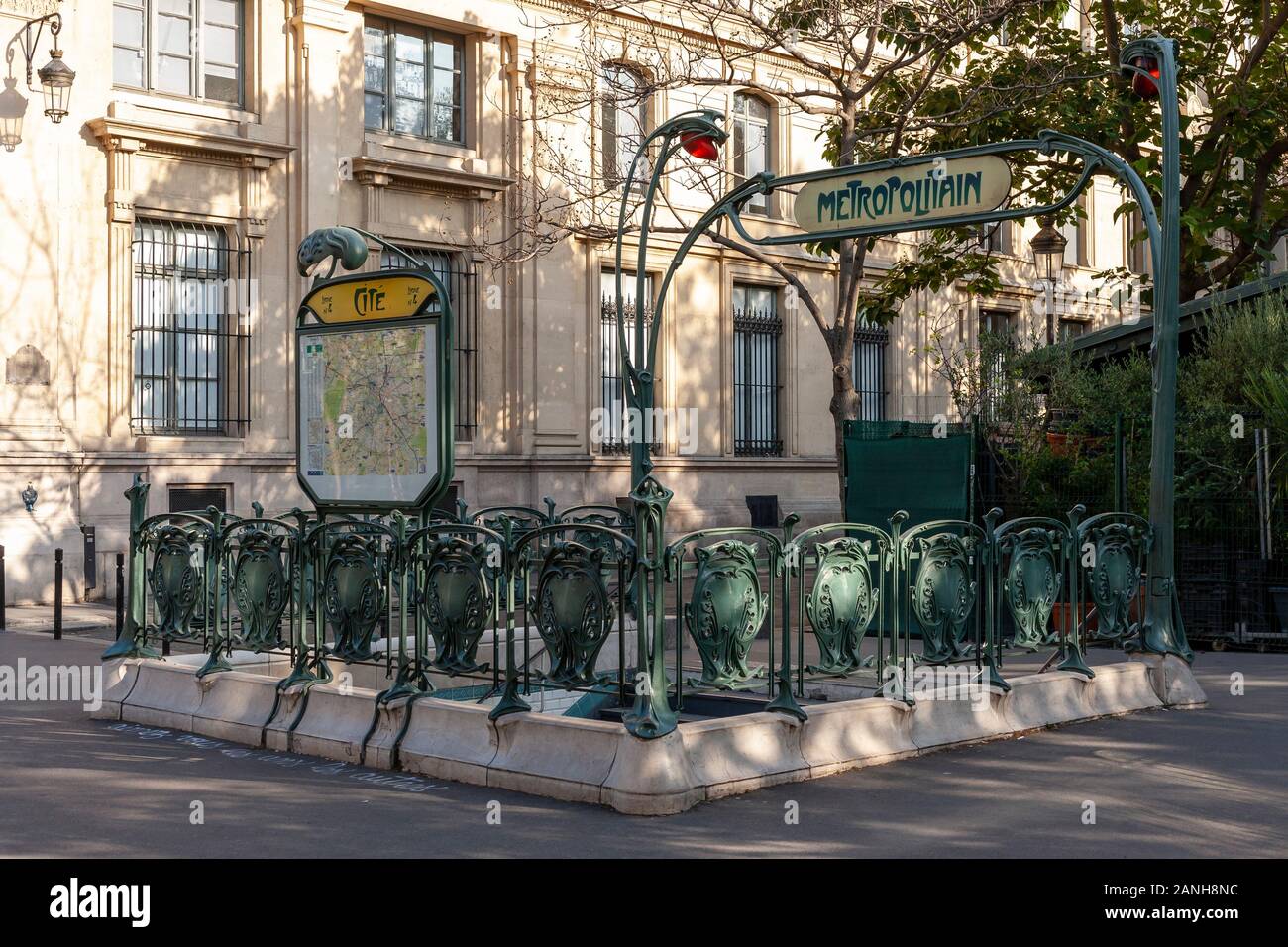 L'entrée art déco d'origine est toujours visible à l'arrêt Cité du métro parisien, Paris, Ile de la Cité, France. Banque D'Images