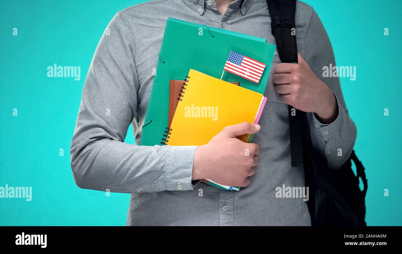 Student holding notebooks avec USA drapeau, programme d'éducation internationale Banque D'Images