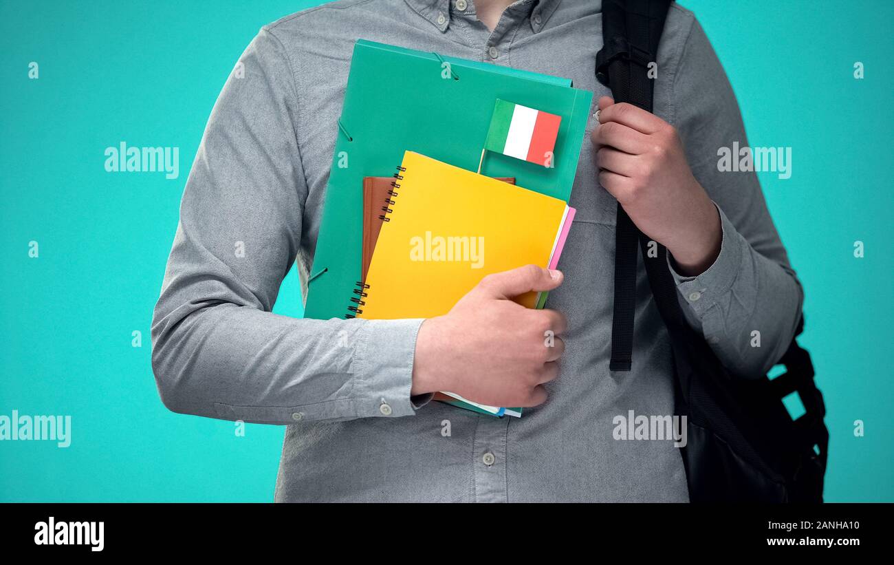 Student holding notebooks avec drapeau italien, programme d'éducation internationale Banque D'Images