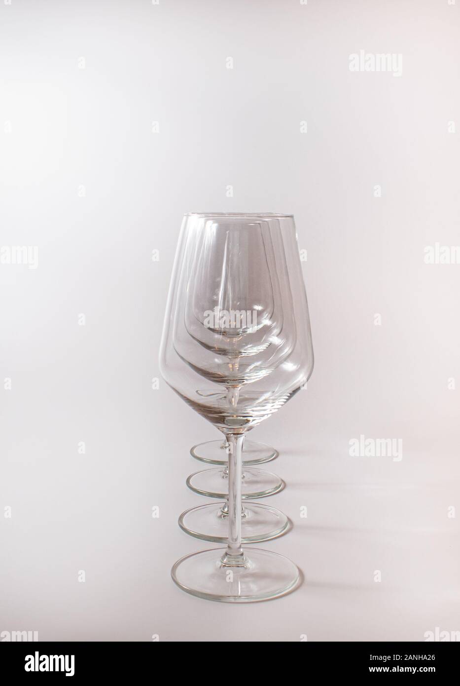 Verres à vin transparent, disposés en ligne droite, l'un derrière l'autre Banque D'Images