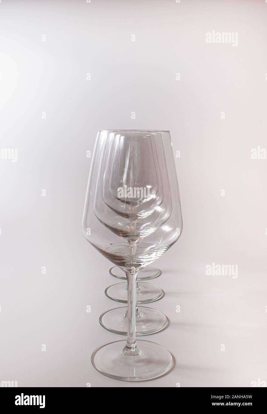 Verres à vin transparent, disposés en ligne droite, l'un derrière l'autre Banque D'Images