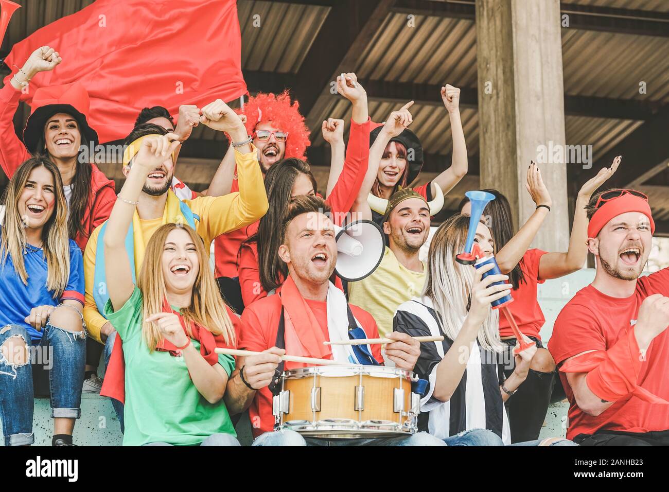 Amis football supporter fans regarder match de football au stade de l'événement - groupe de jeunes s'amusant célébrer jeu Championnat du monde Banque D'Images