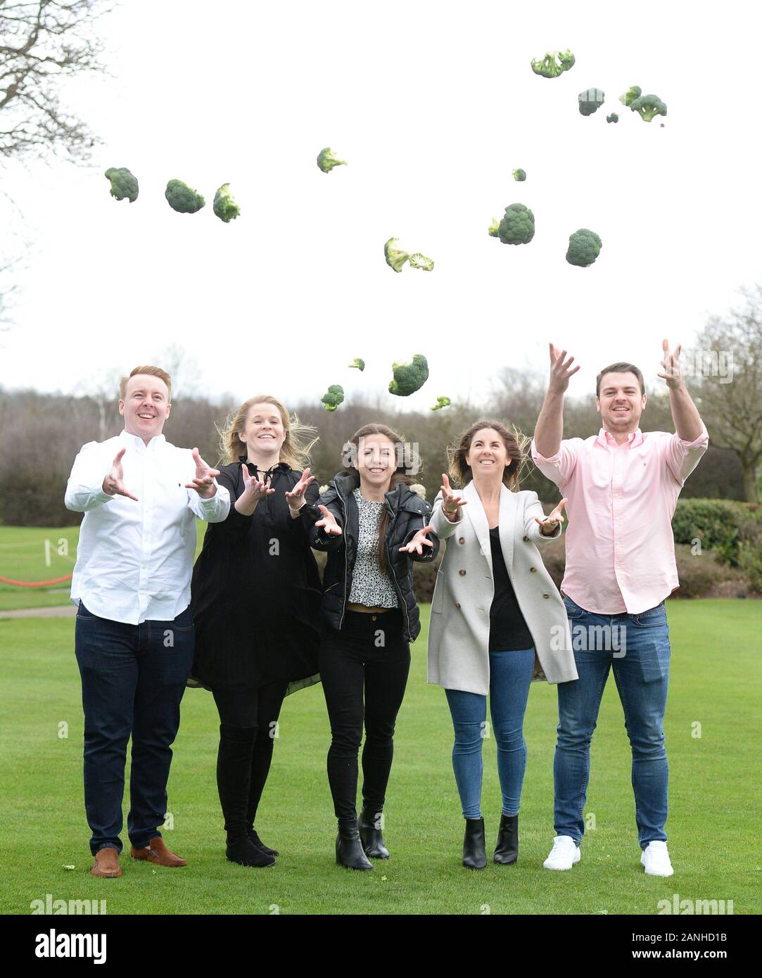 De gauche à droite : Ben Snookes (à gauche), Holly Snookes, Kelly Parker, Hayley Parker, Matt Munn (à droite), les membres de la joyeuse des millions Syndicate célébrer leur €1m carte à gratter de gagner la veille de Noël au stock Brook Country Club, Senlis, dans l'Essex. Banque D'Images