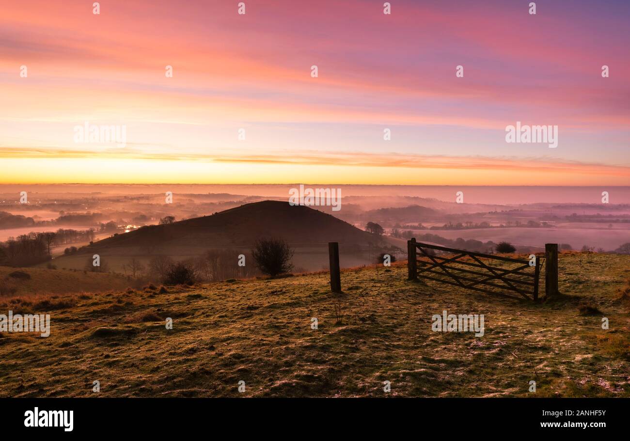 Vue misteuse sur la colline de Summerhouse dans le Kent Downs AONB nr Folkestone. Banque D'Images
