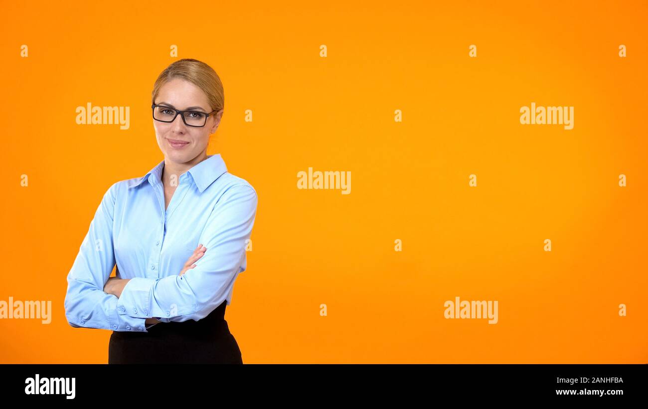 Employé de bureau professionnel costume et lunettes, les bras croisés, projet éducatif Banque D'Images