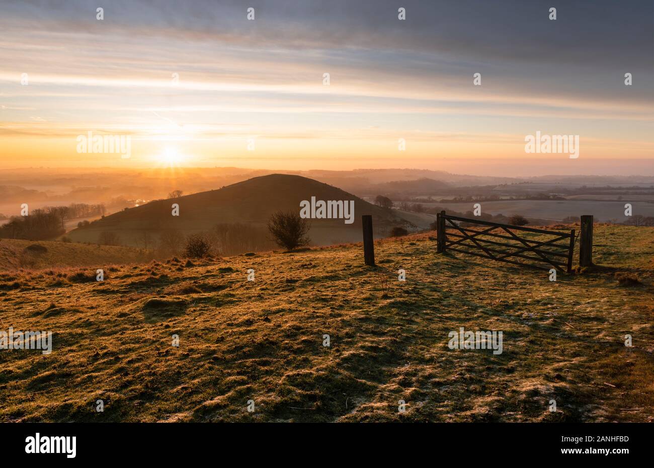 Vue misteuse sur la colline de Summerhouse dans le Kent Downs AONB nr Folkestone. Banque D'Images