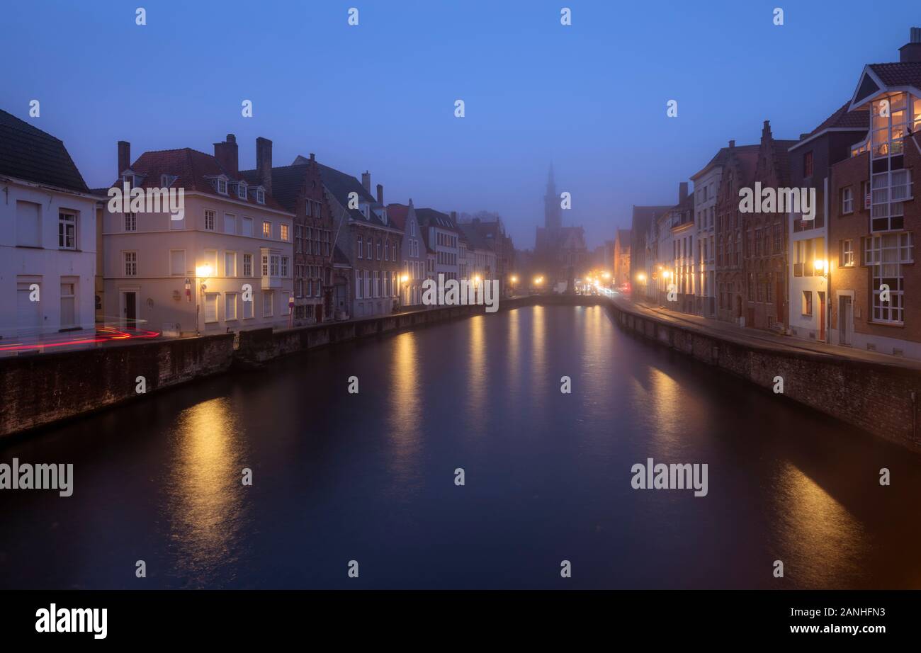 Canal Spiegelrei en soirée misty. Bruges, Belgique Banque D'Images