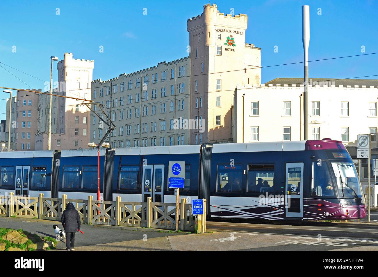 Tramway Blackpool passant le Norbreck Castle Hotel, Lancashire, UK Banque D'Images