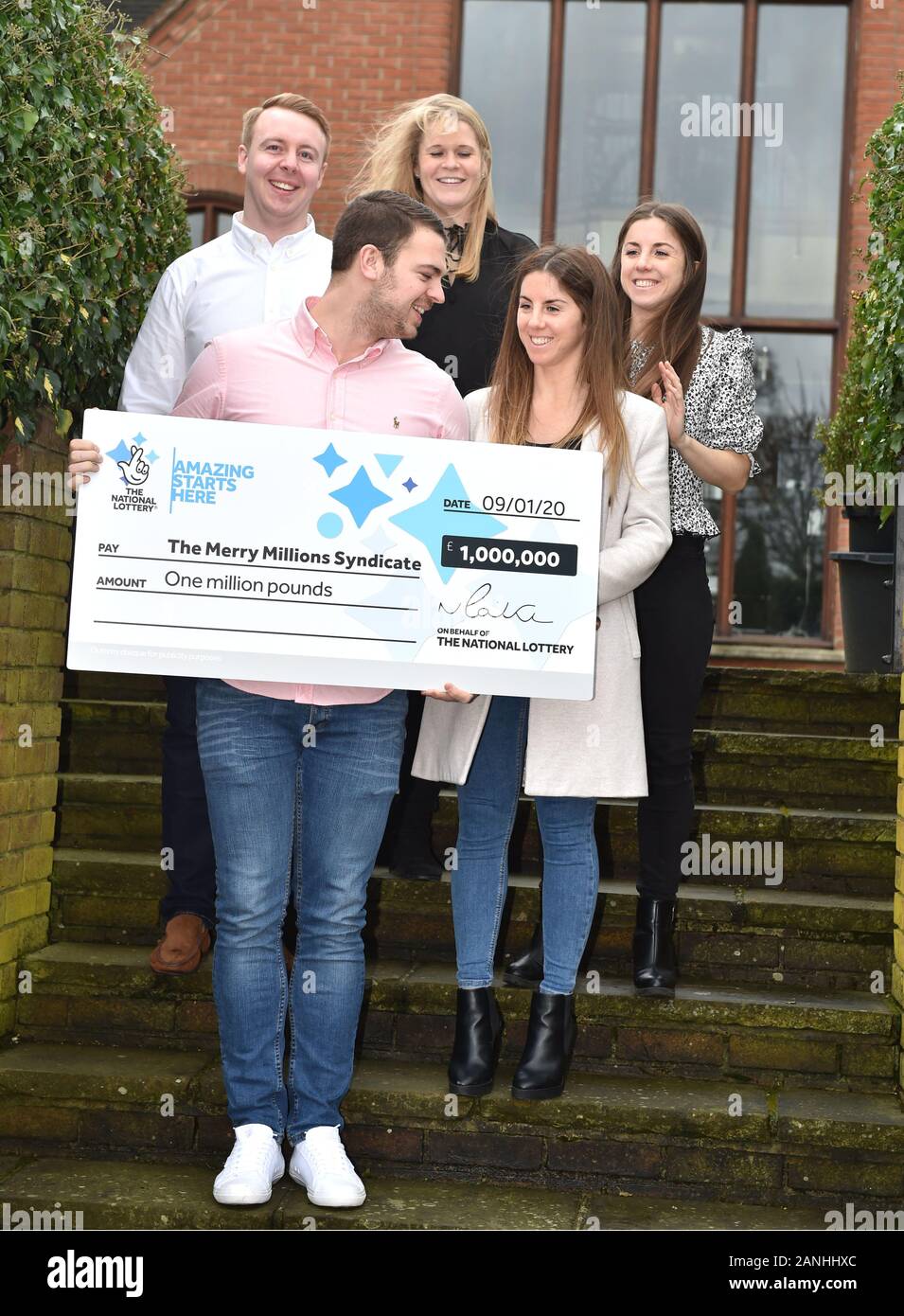 Retour de gauche à droite : Ben Snookes (à gauche), Holly Snookes, Kelly Parker, Front de gauche à droite : Matt Munn et Hayley Parker, membres du Syndicat des millions joyeux célébrer leur carte à gratter gagnez £1m la veille de Noël au stock Brook Country Club, Senlis, dans l'Essex. Banque D'Images