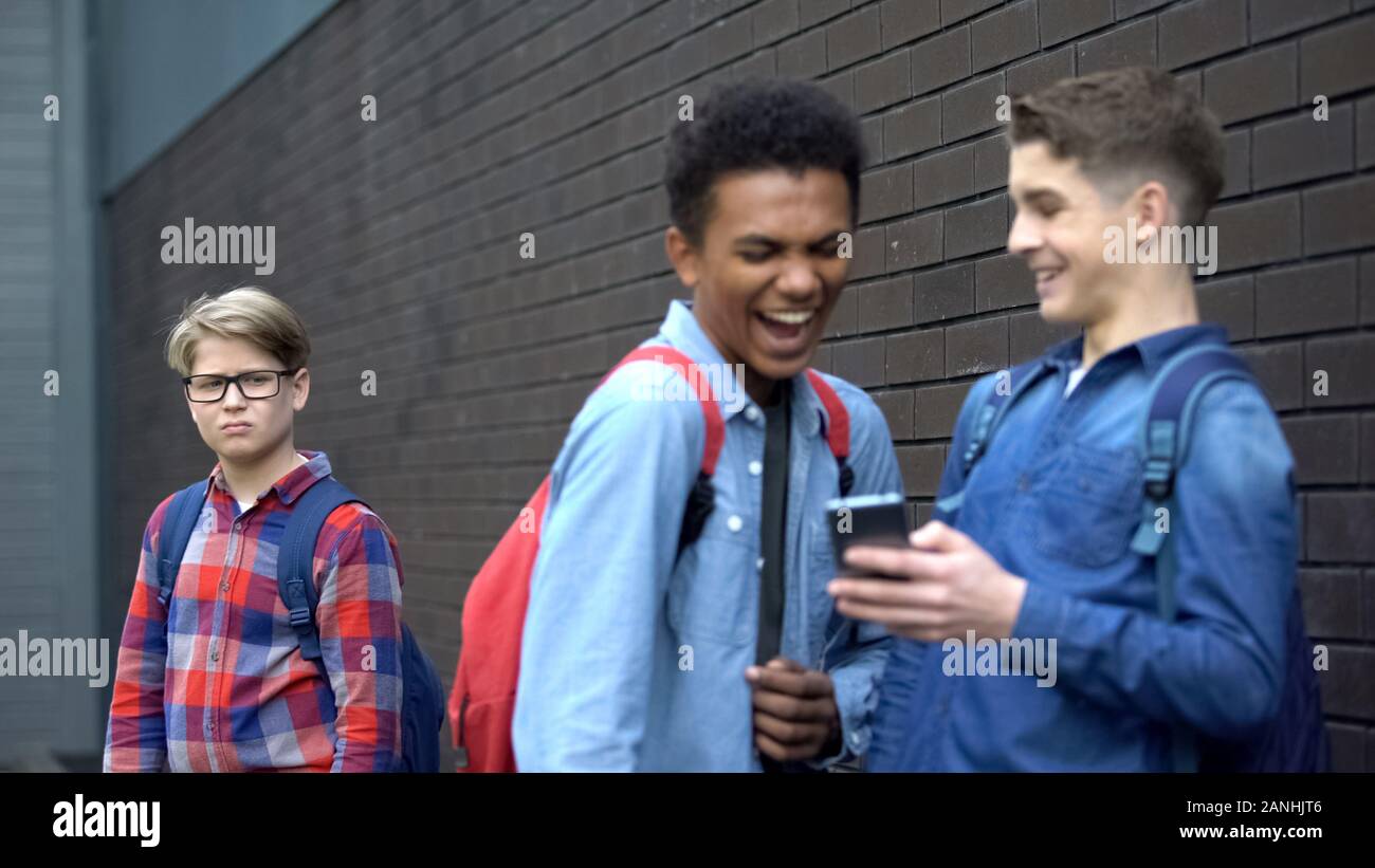 Cruels camarades riant de vidéo sur l'intimidation boy, offensive post dans network Banque D'Images