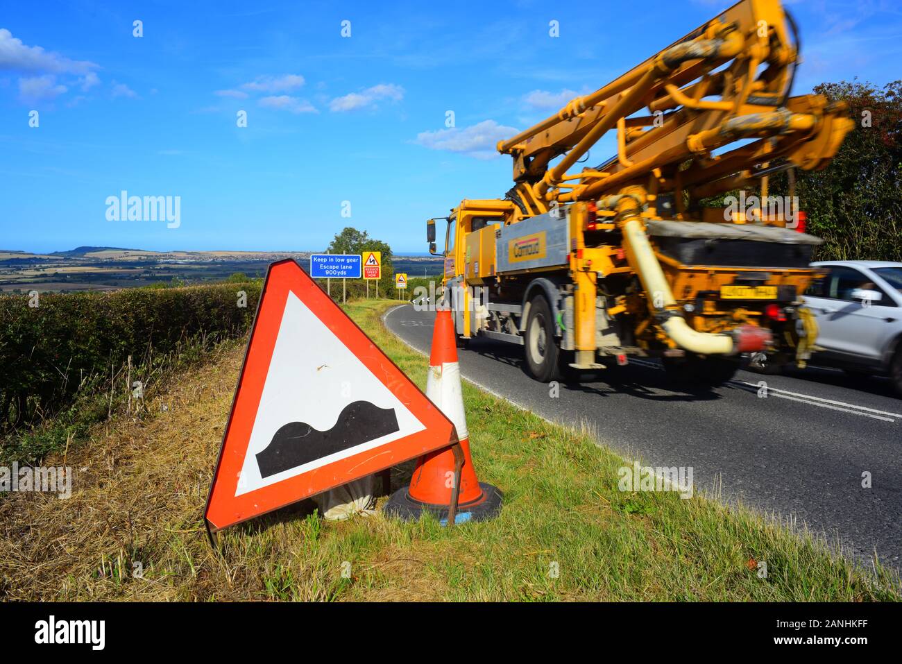 Panneau d'avertissement de passage des camions de route cahoteuse/surface de poule en route staxton yorkshire yorkshire royaume uni Banque D'Images