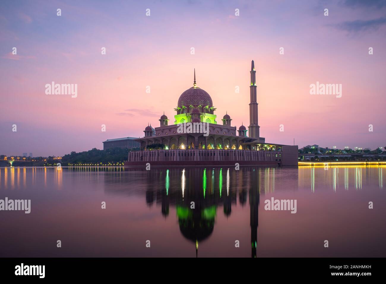 Mosquée de Putrajaya mosquée ou rose avec le lac entre le lever du soleil à Kuala Lumpur, Malaisie. La Malaisie, l'histoire du tourisme, construction ou la tradition de la culture et de trav Banque D'Images