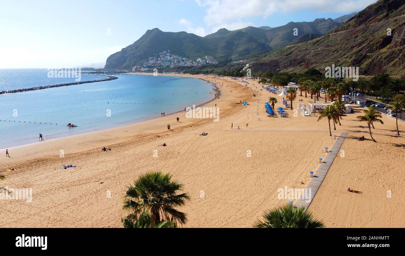 Île des Canaries Tenerife, Espagne - 23 déc, 2019 : Playa de Las Teresitas est la plus belle plage de l'île canarienne de Tenerife. Le sable blanc était shi Banque D'Images
