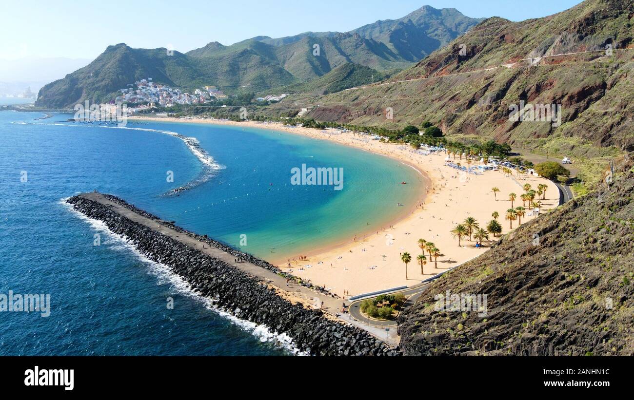 Île des Canaries Tenerife, Espagne - 28 déc, 2019 : Playa de Las Teresitas est la plus belle plage de l'île canarienne de Tenerife. Le sable blanc était shi Banque D'Images