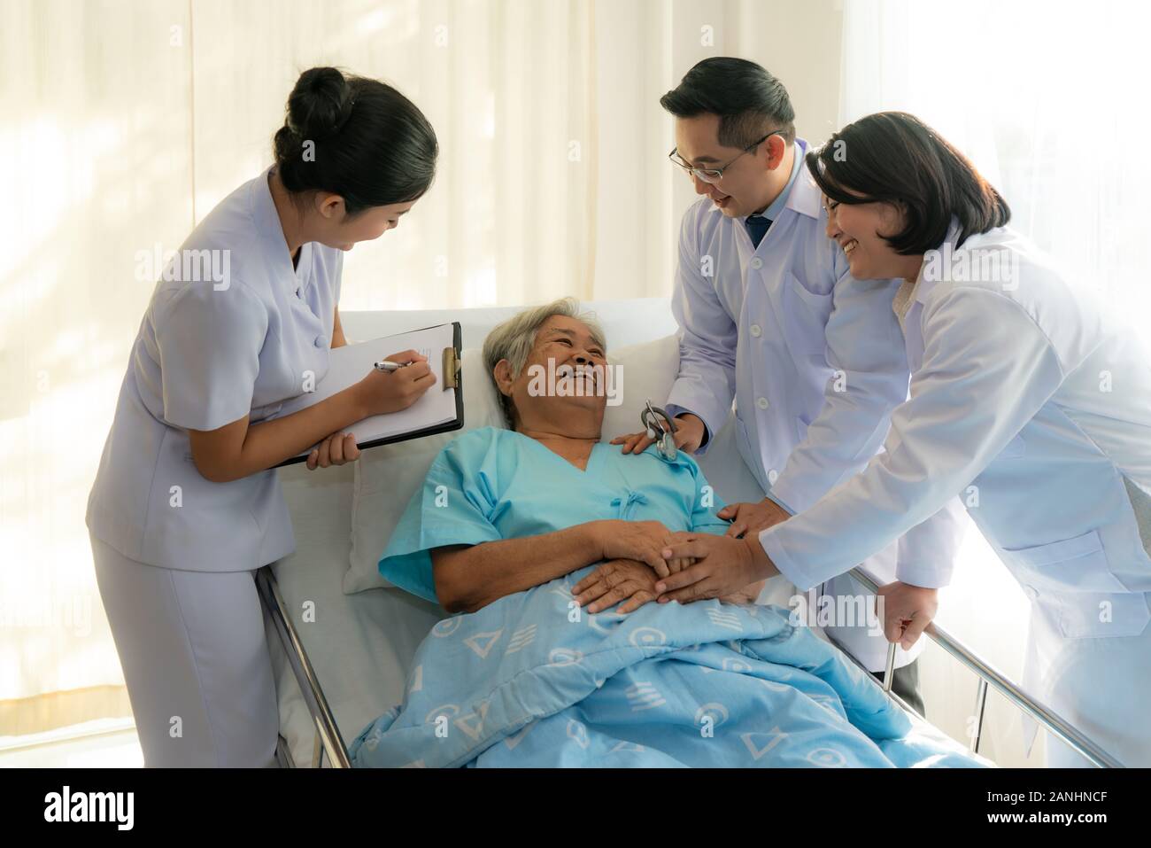Asian medical équipe de médecins d'examiner et de parler aux personnes âgées Asie femme patient, les soins de personnes de prendre note sur le presse-papiers à l'hôpital. Personnes âgées pat Banque D'Images