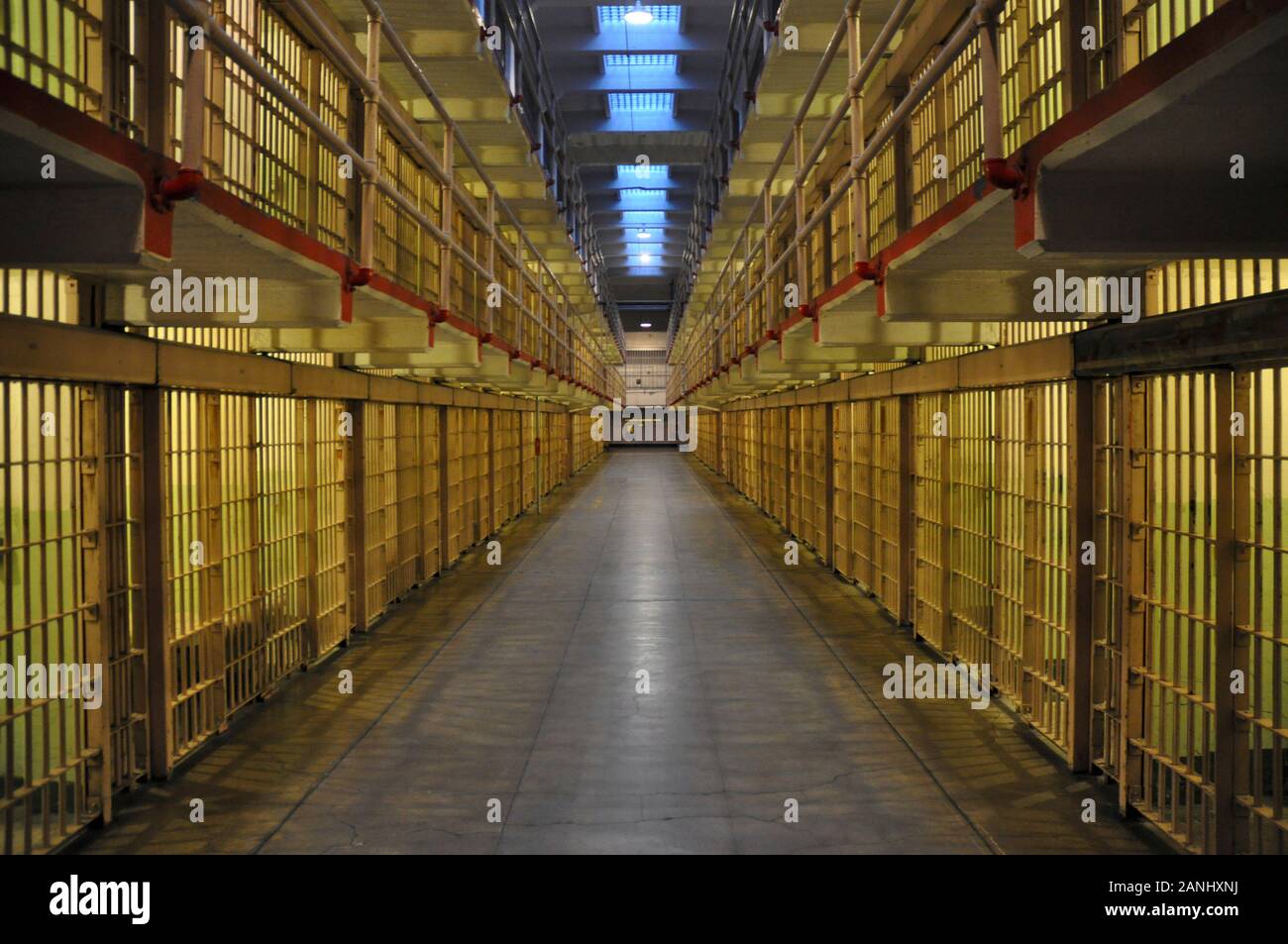 À l'intérieur de la prison d'Alcatraz au crépuscule. Banque D'Images