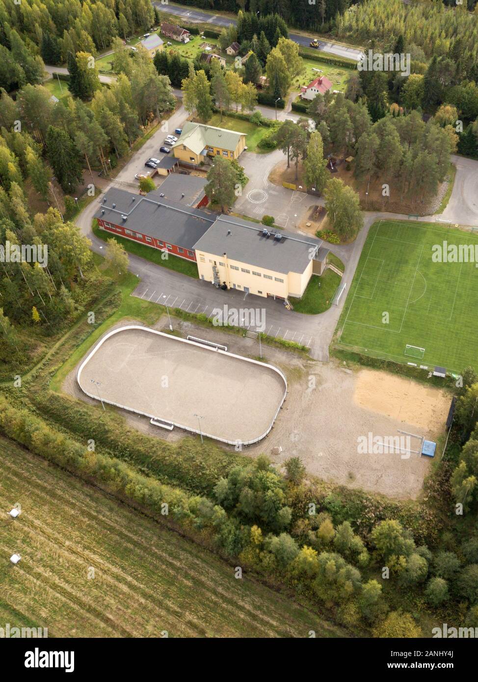 Petite école de village avec des terrains de sports entourant Banque D'Images