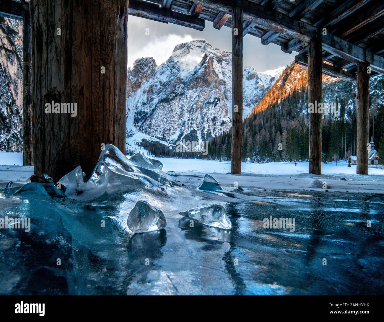 Lago di Braies, Dolomiti, lac gelé avec glace brillante Banque D'Images