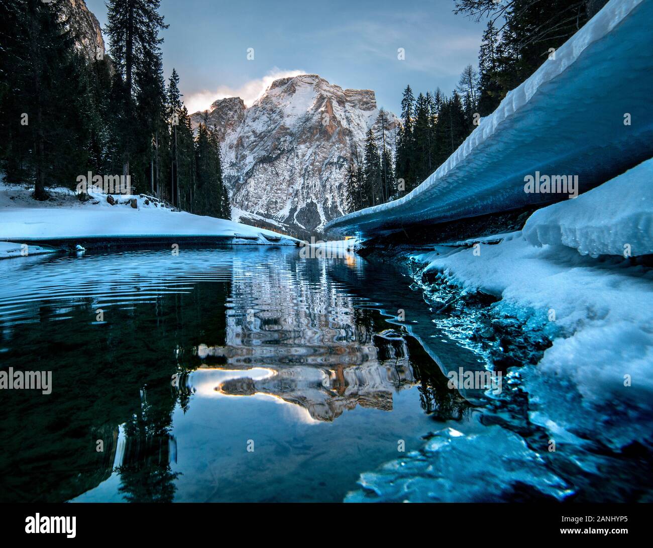 Lago di Braies, Dolomiti, lac gelé avec glace brillante Banque D'Images