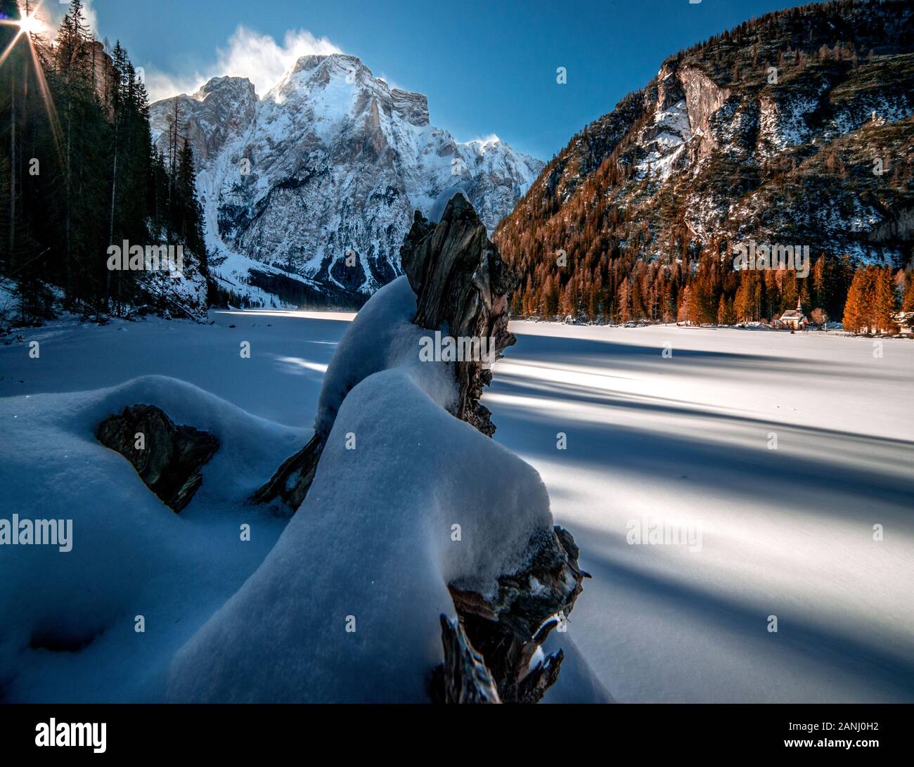 Lago di Braies, Dolomiti, lac gelé avec glace brillante Banque D'Images