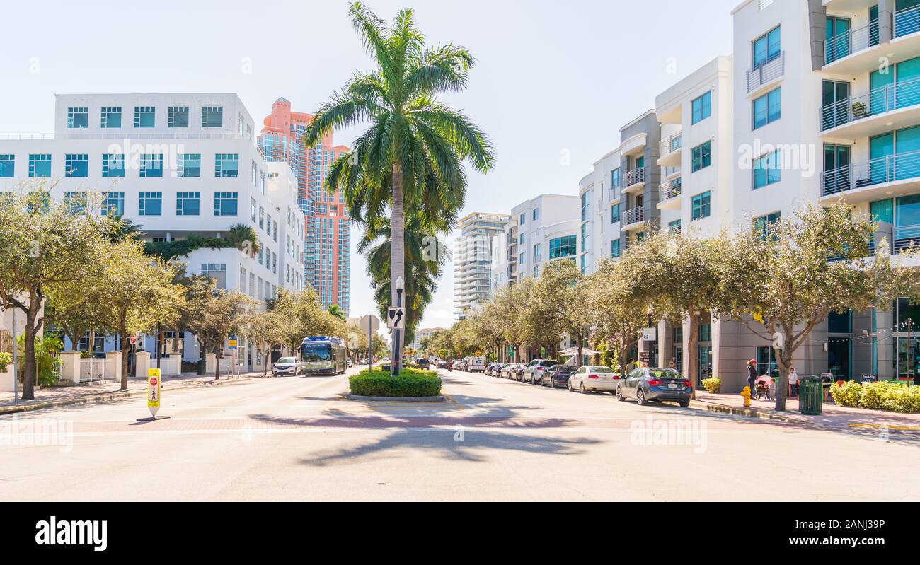 Rues et bâtiments du sud de Fifth, Miami, Floride. Banque D'Images