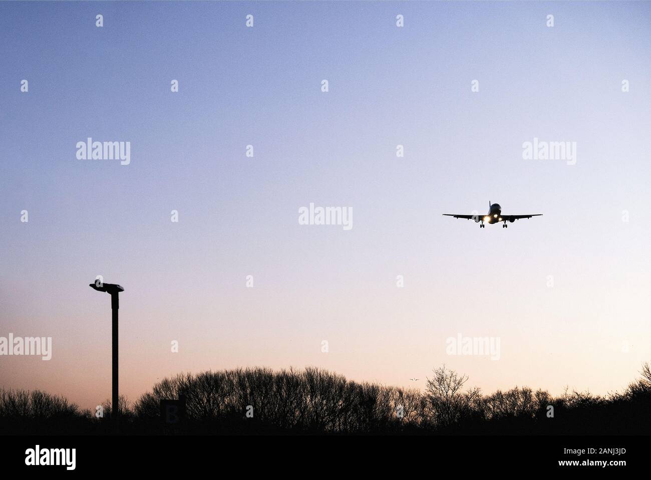Un avion en bas vol s'est approché de l'aéroport d'Heathrow, Londres, LHR, le matin d'une direction est. Le train d'atterrissage de l'avion est abaissé. Banque D'Images