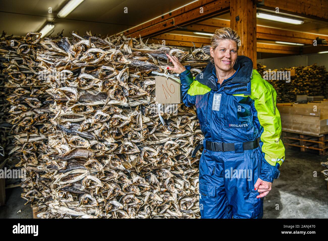 La Norvège. Norvegia. Iles Lofoten. Katharina Mosseng, entrepreneur des Lofoten Fruits de mer Centre à Mortsund. Stockfish House Banque D'Images