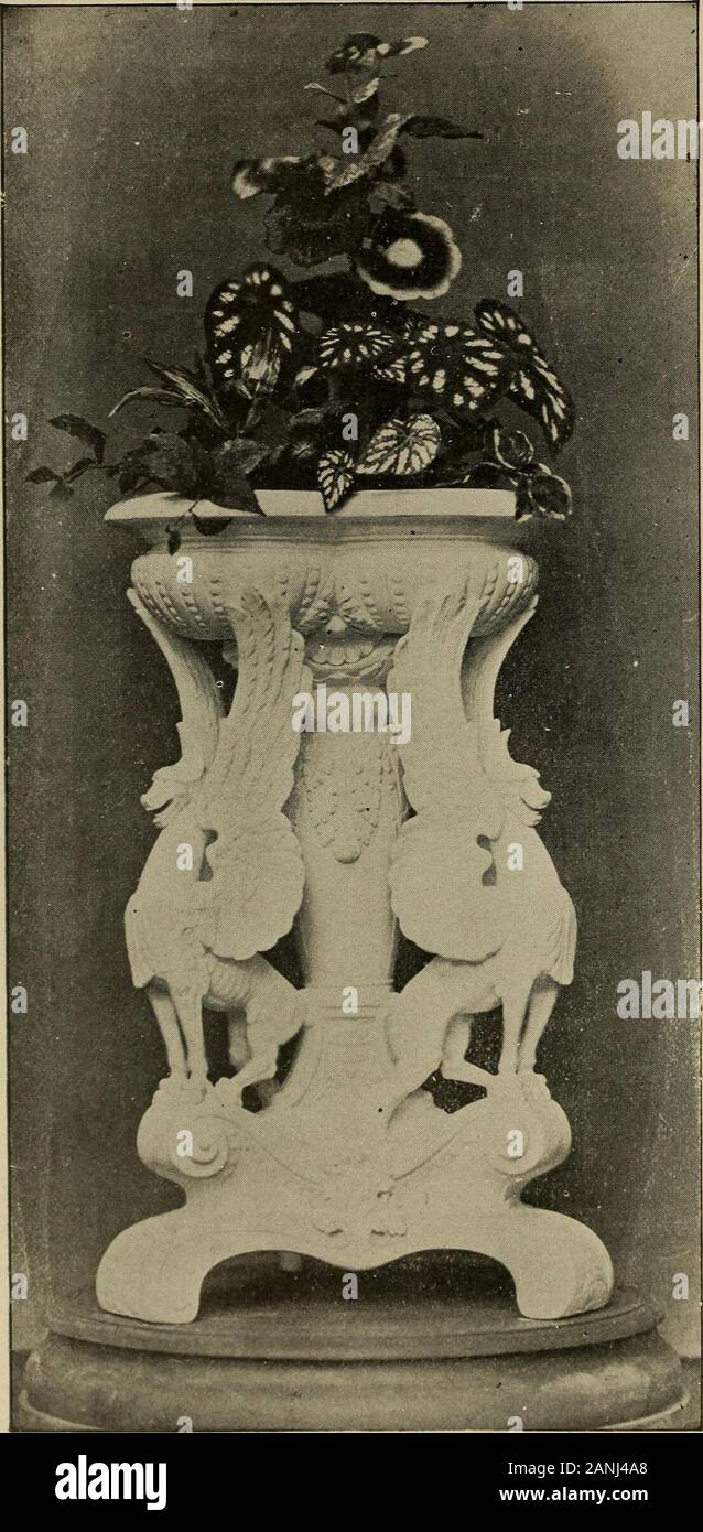 La World's Columbian Exposition, Chicago, 1893 . Partie OV SECTION BRITANNIQUE. hauteur de 40 pieds et se terminent chacune par un dôme. Le archwaysof ces tours inférieur donnent lieu dans un groined dome, sur laquelle est la première étage de la tour principale. Un balcon ornemental sur-cette histoire. Ses décorations principales étant les boucliers d'theStates de l'Union et la l'AmericanStates sud. La tour à ce point se rétrécit à un diamètre de 24 pieds, et à l'étage suivant est placé le mécanisme de la grande 104 MANUFACTUKKb.. JARDINIKRE TRÉPIED GRIFFIN. * Xhibit par Edwin Bennett Pntterv Banque D'Images