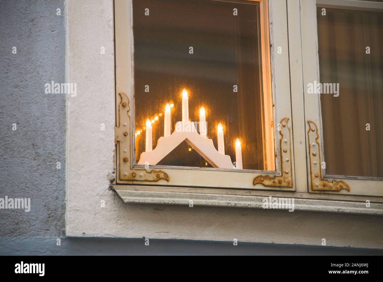 Un chandelier de Noël européen traditionnel sur un seuil de fenêtre par une  vieille fenêtre. Décoration de noël minimaliste concept Photo Stock - Alamy