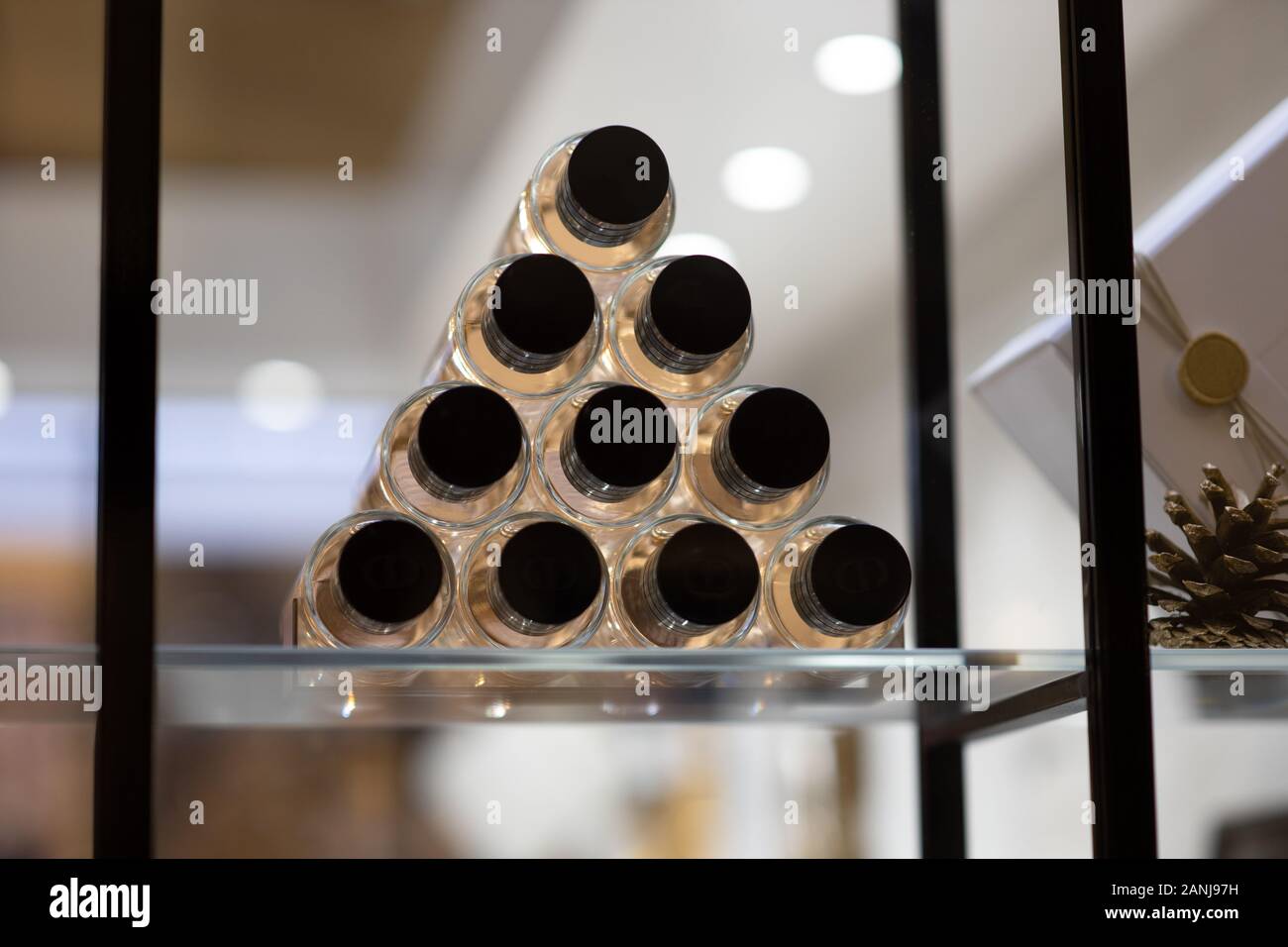 Parfum dans la fenêtre d'un magasin de parfum de luxe Banque D'Images