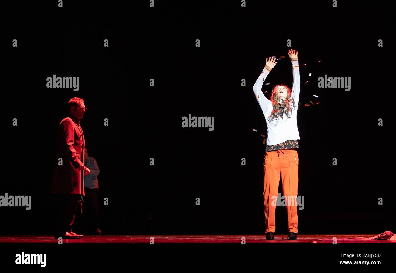 Hambourg, Allemagne. 16 janvier, 2020. Les acteurs Angelika Richter comme Anna Petrovna et Samuel Weiss (l) que Lvov Evgenij Konstantinovic stand sur scène au Schauspielhaus lors d'une répétition pour la photo 'Ivanov'. La pièce de A. Tchekhov dans une production par Karin Beier a sa création le 18.01.2020. Crédit : Christian Charisius/dpa/Alamy Live News Banque D'Images