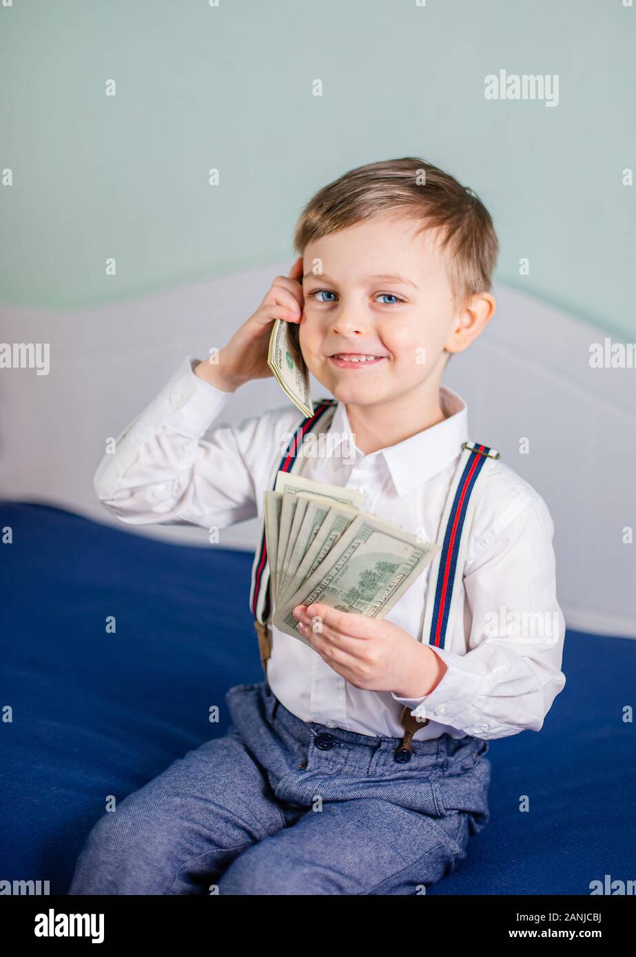 Mignon Bebe Garcon Jouant Avec Beaucoup D Argent Comme Parler Au Telephone Cent Dollars Americains En Especes Cent Dollars Americains En Especes Garcon Portrait Photo Stock Alamy
