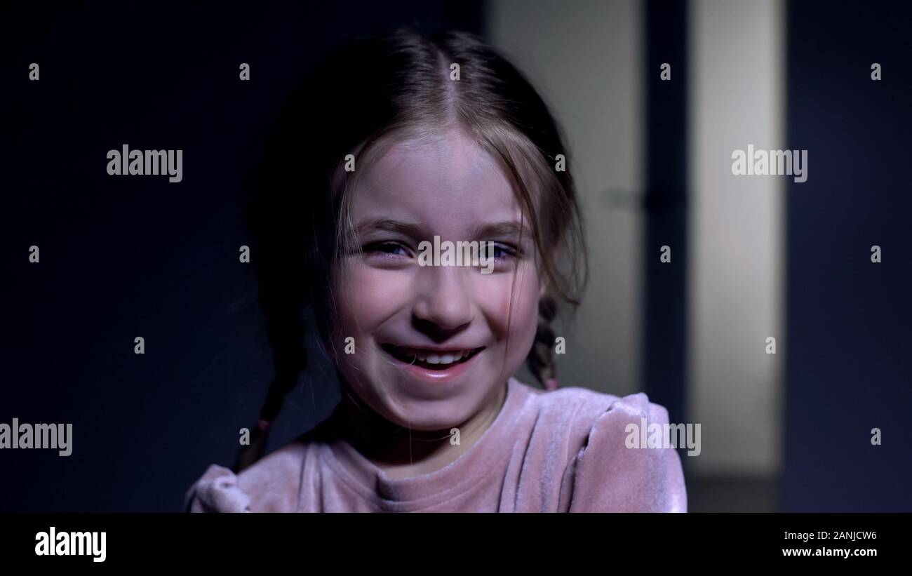 Jolie petite femme enfant rire sur camera, sincère, émotions puériles close-up Banque D'Images
