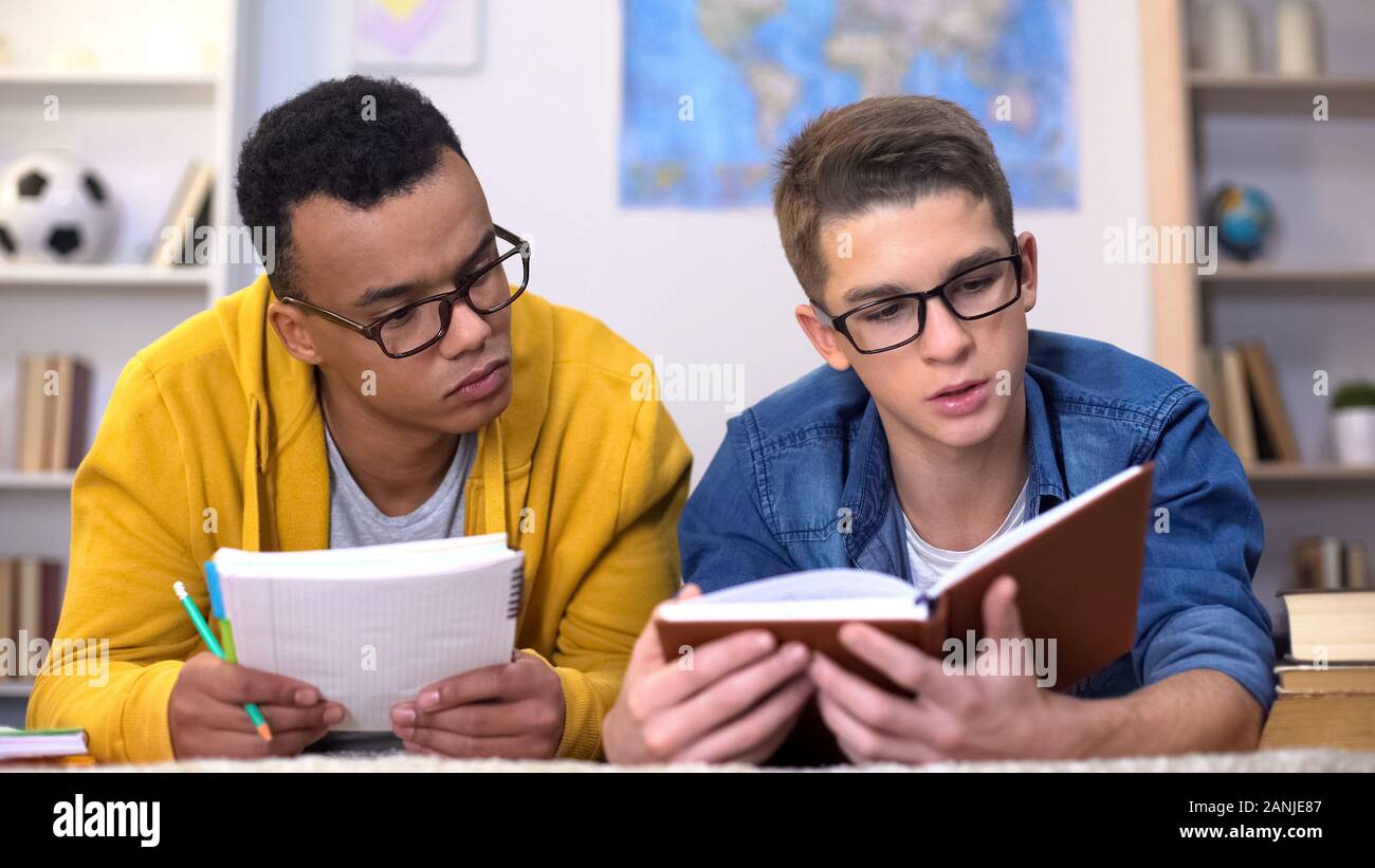 Deux étudiants préparant multiraciale affectation collective, l'enseignement collégial Banque D'Images