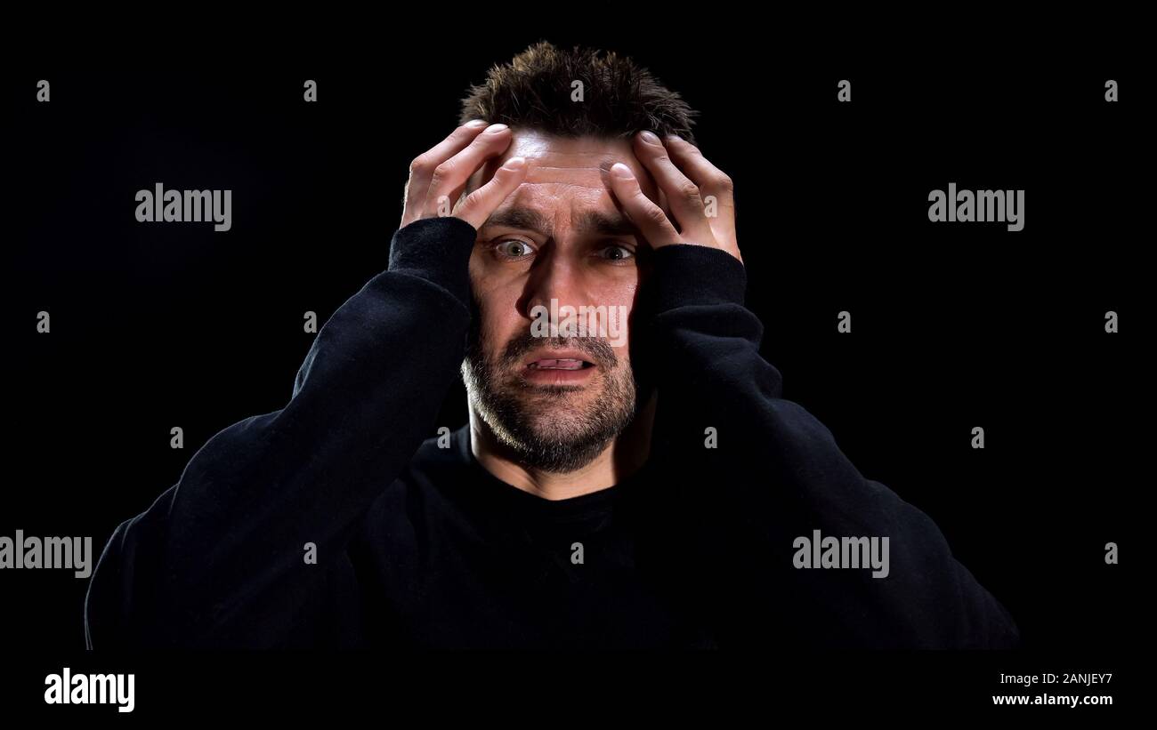 Patient souffrant de maladie mentale hallucinations sur fond noir, attaque de panique Banque D'Images