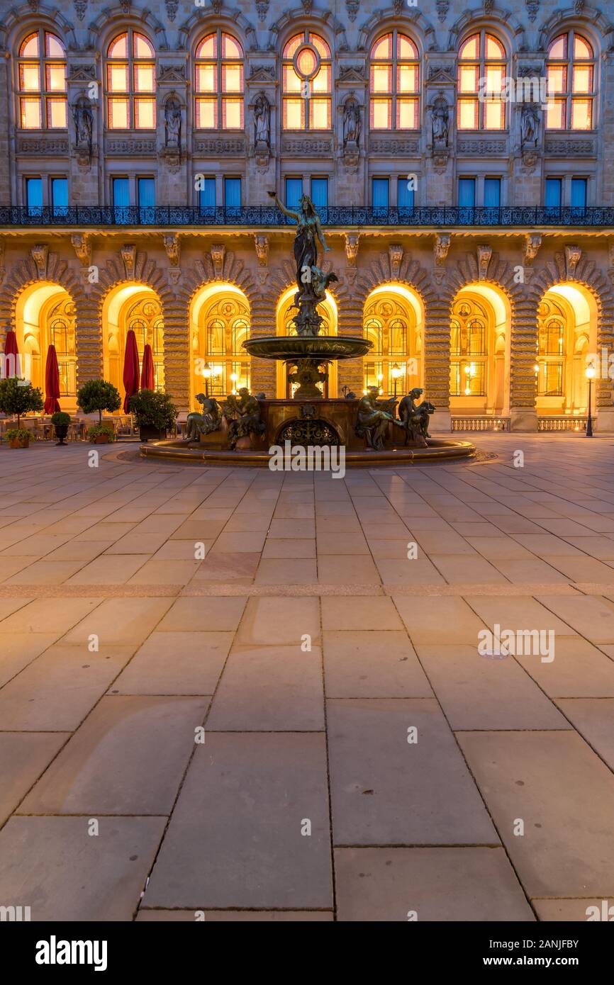 Fontaine dans la cour intérieure de l'hôtel de ville au crépuscule, Hambourg, Allemagne, Europe Banque D'Images