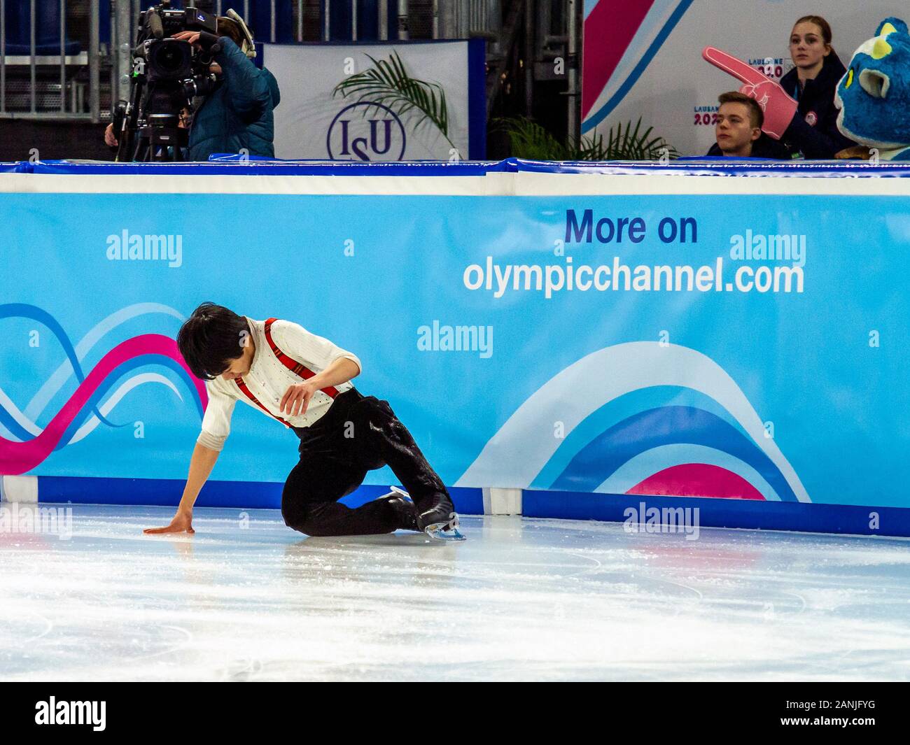 Lausanne, Suisse. 15 Jan, 2020. Yuma Kagiyama du Japon tombe sur la glace au cours de l'AC du patinage en couple mixte, au cours de la 6 Journée Lausanne 2020 Jeux Olympiques de la jeunesse d'hiver, patinoire à Lausanne. Credit : SOPA/Alamy Images Limited Live News Banque D'Images