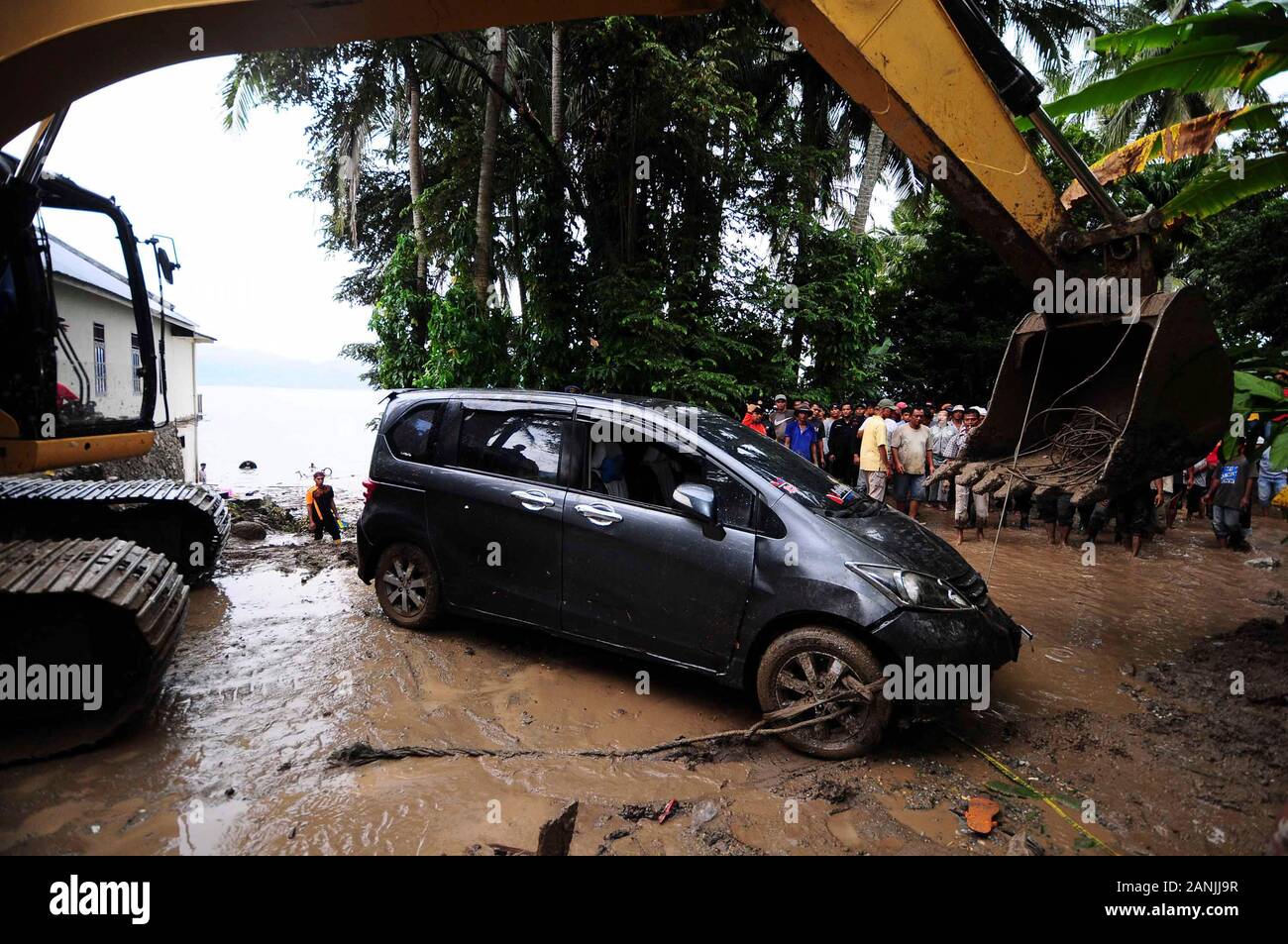 L'ouest de Sumatra, en Indonésie. 17 Jan, 2020. Un excavateur tire une voiture hors d'une rivière après coup d'inondation et de glissement de Malalo village de Tanah Datar district de l'Ouest de Sumatra, Indonésie, le 17 janvier 2020. Déclenché de fortes pluies qui ont frappé d'inondation et de glissement de certains bâtiments à Malalo village. Ardhi Crédit : Fernando/Xinhua/Alamy Live News Banque D'Images