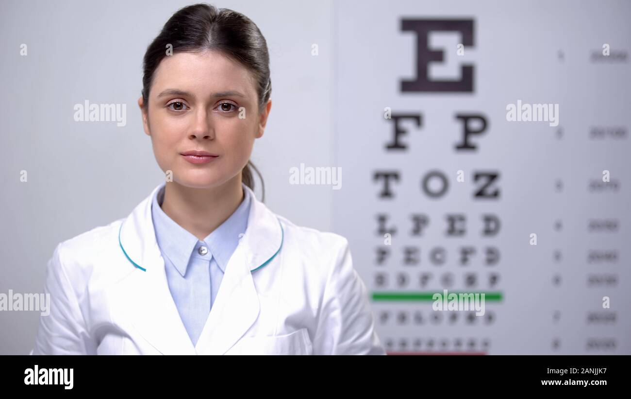 Femmes gaies permanent d'oculiste contre l'œil, vision check-up, la santé Banque D'Images