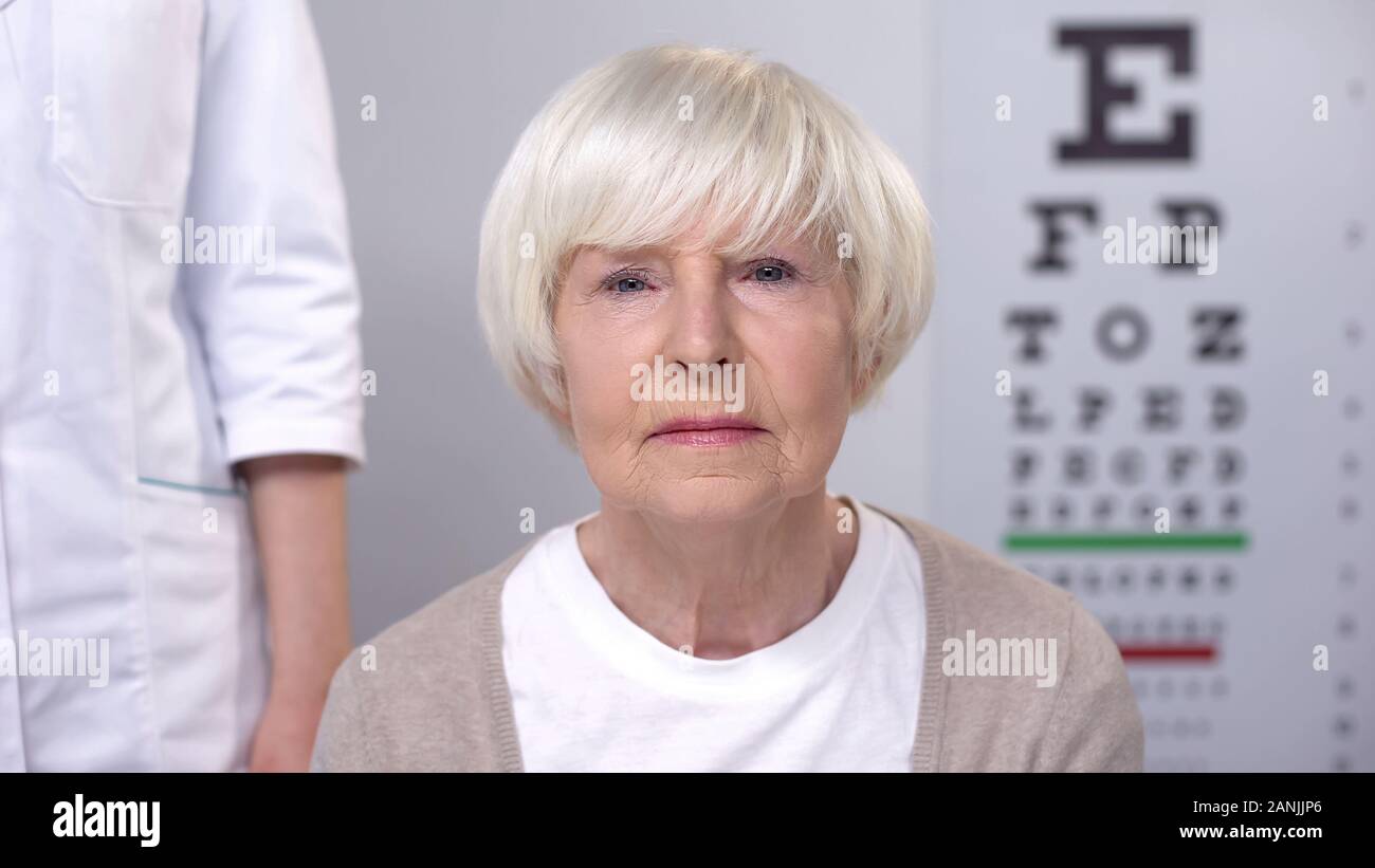 Triste femme âgée déçu avec un diagnostic après examen de la vue, la santé Banque D'Images