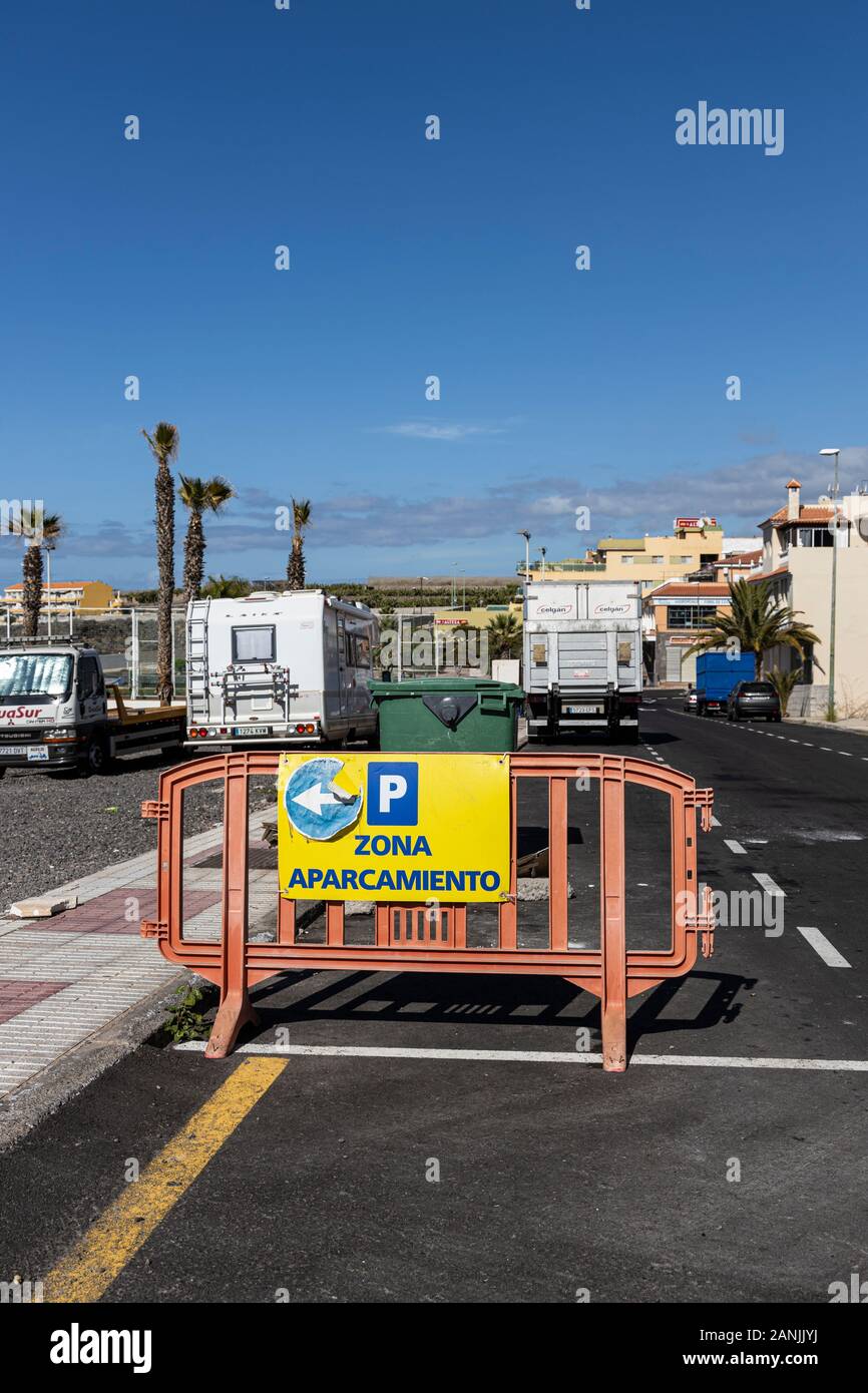 Barrière plastique sur route avec signe indiquant le stationnement à Playa San Juan, Tenerife, Canaries, Espagne Banque D'Images