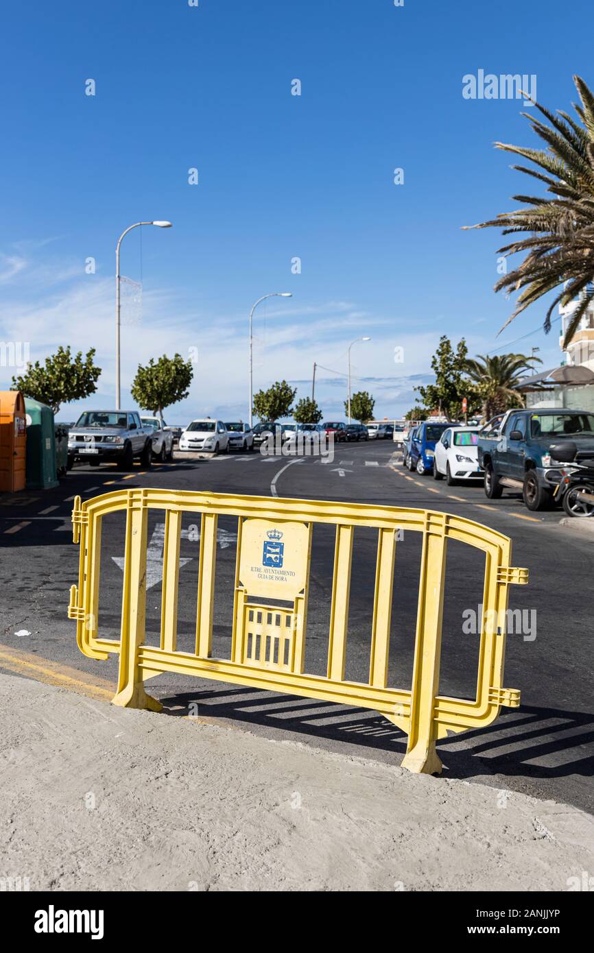 Barrière plastique sur la route de Playa San Juan, Tenerife, Canaries, Espagne Banque D'Images