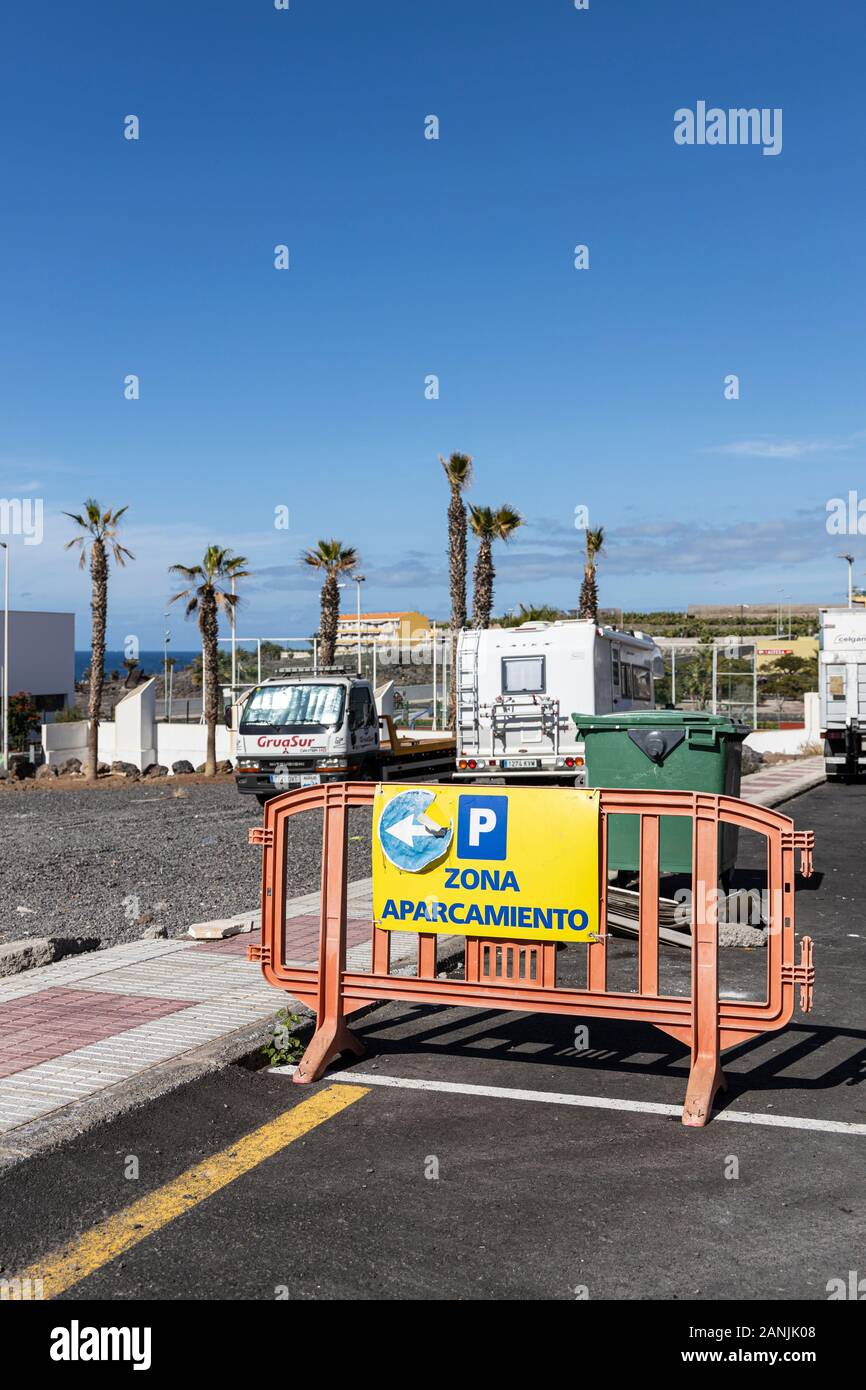 Barrière plastique sur route avec signe indiquant le stationnement à Playa San Juan, Tenerife, Canaries, Espagne Banque D'Images