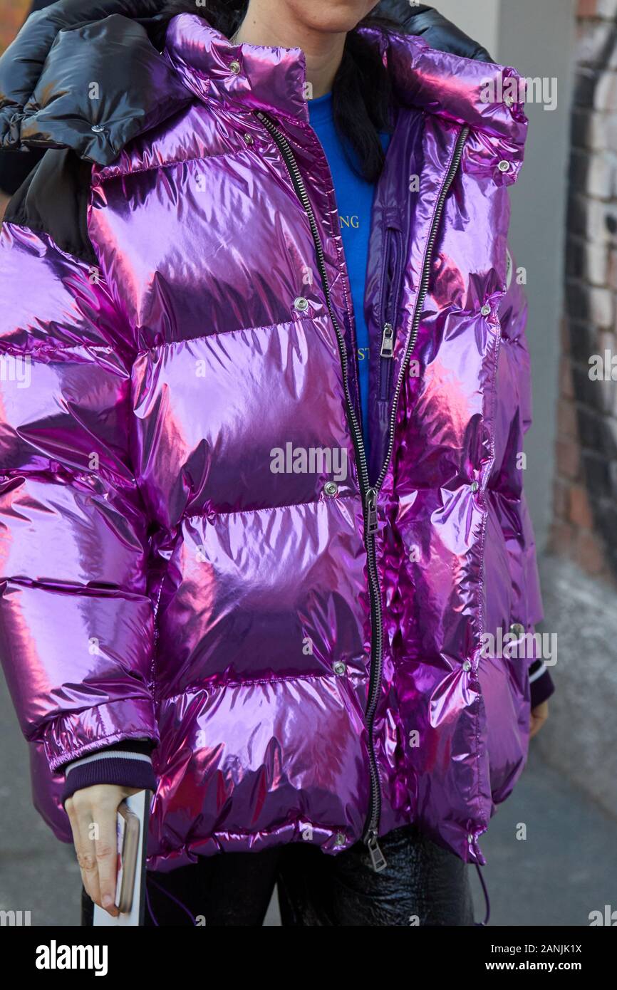 MILAN, ITALIE - 13 janvier 2019 : Femme avec Moncler veste métallique rose  rembourré avant Fendi fashion show, Milan Fashion Week street style Photo  Stock - Alamy