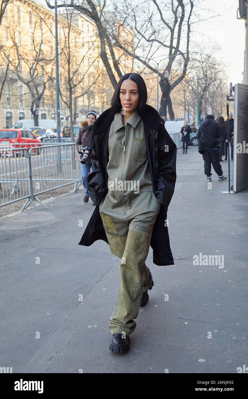 MILAN, ITALIE - 13 janvier 2019 : Femme avec bretelles vert olive et noir  manteau de fourrure avant Fendi fashion show, Milan Fashion Week street  style Photo Stock - Alamy
