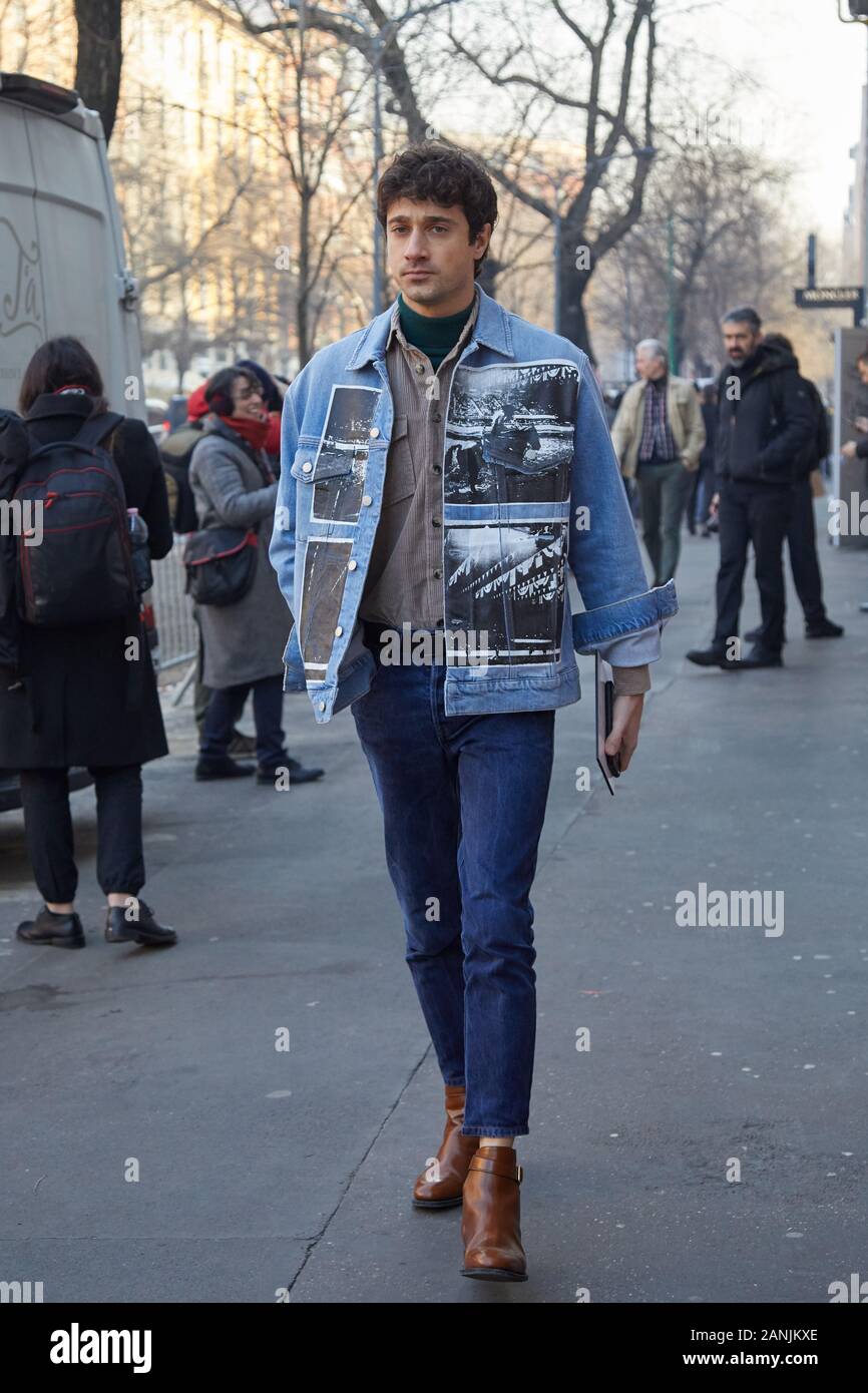 MILAN, ITALIE - 13 janvier 2019 : l'homme avec veste en jean bleu avec des tirages photographiques noir et blanc avant le défilé Fendi, Milan Fashion Week str Banque D'Images