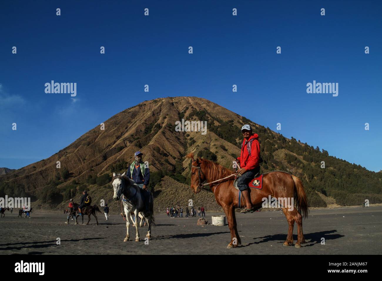 Le 3 novembre 2018, Probolinggo, Indonésie : l'hommes attendent pour les touristes sur le Mont Bromo, Java Est..Bromo est la plus célèbre montagne à l'Est de Java avec le plus achalandé visites chaque année. Le Mont Bromo a une altitude de 2 392 mètres au-dessus du niveau de la mer et est situé dans quatre régions, à savoir, Probolinggo Pasuruan, Lumajang et Malang Regency. (Crédit Image : © Algi Febri Sugita/SOPA des images à l'aide de Zuma sur le fil) Banque D'Images