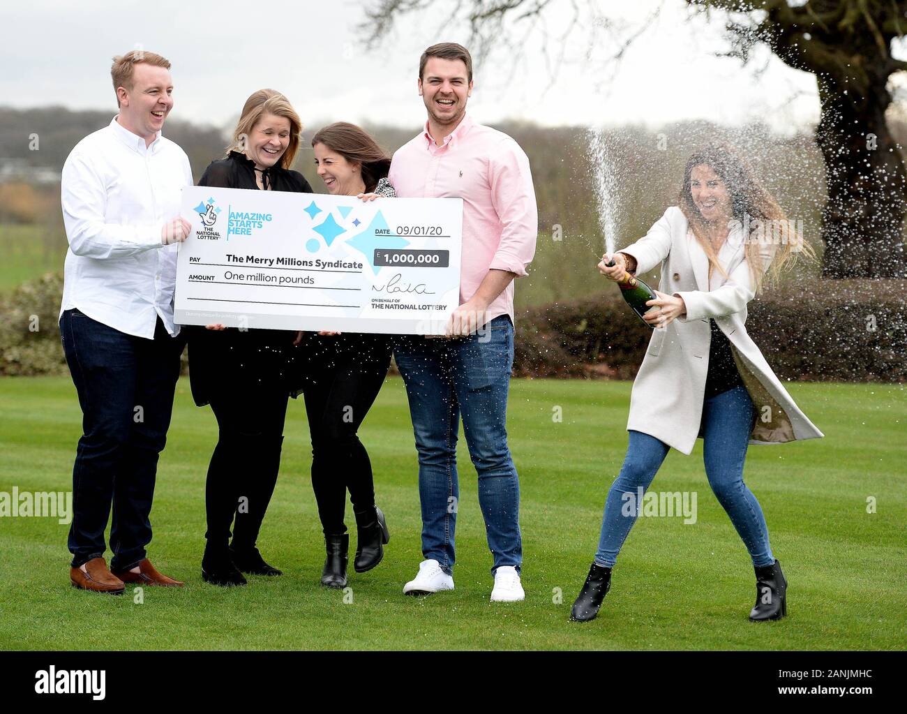 Les membres de la joyeuse des millions Syndicate, de Romford, Essex, (de gauche à droite) Ben Snookes Snookes, Holly, Kelly Parker, Matt Munn et Hayley Parker, célébrer leur £1m carte à gratter de gagner la veille de Noël au stock Brook Country Club, Senlis, dans l'Essex. PA Photo. Photo date : vendredi 17 janvier 2020. Voir l'activité de loterie histoire Famille. Crédit photo doit se lire : Nick Ansell/PA Wire Banque D'Images